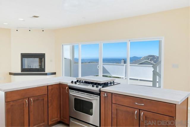 131 Scenic Dr, El Cajon CA: https://media.crmls.org/mediaz/cb0ab8bf-bde5-4d43-a80d-a154d8802ec6.jpg