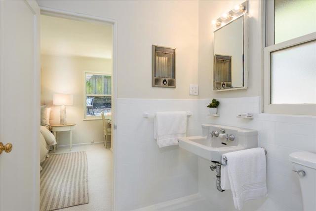 2841 Canyon Road, Burlingame CA: https://media.crmls.org/mediaz/cb0b3b26-1b65-48ea-b0c5-d4277acd5714.jpg