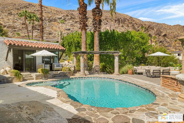 370 W Crestview Drive, Palm Springs, CA 92264