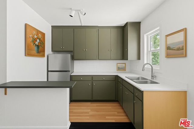 946 Hilldale Avenue, West Hollywood CA: https://media.crmls.org/mediaz/cb0ff9f6-6466-4311-b08c-979dc5200bca.jpg