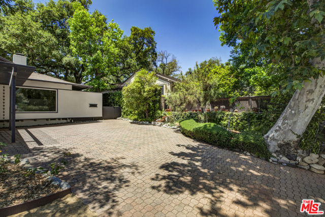 1943 Coolidge Avenue, Altadena CA: https://media.crmls.org/mediaz/cb1185f6-d07e-47d2-bc6f-4ea4b669916e.jpg