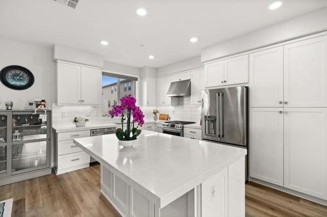 202 Keeper, Irvine CA: https://media.crmls.org/mediaz/cb12db73-3d17-45bd-873c-d15eb616a148.jpg