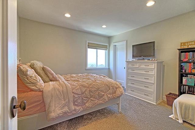 5350 Edgehill Circle, Ventura CA: https://media.crmls.org/mediaz/cb1305f6-2884-49c6-9242-398fb7321c34.jpg