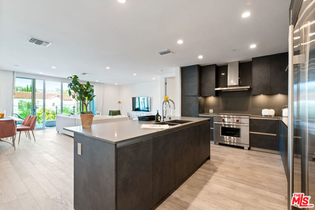 728 N Sweetzer Avenue, West Hollywood CA: https://media.crmls.org/mediaz/cb140536-98de-4dc6-95bf-d7d359383a0b.jpg