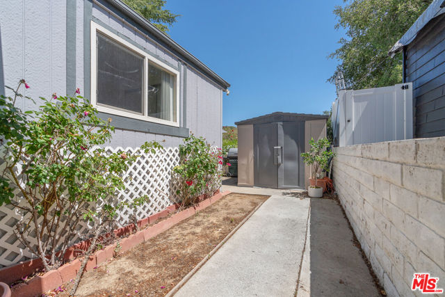 23777 Mulholland Highway, Calabasas CA: https://media.crmls.org/mediaz/cb147b1a-52be-4a61-9856-dbbf9dd21e3b.jpg