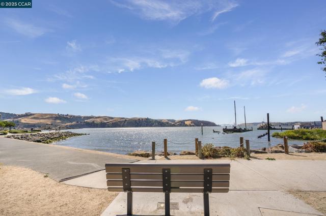 302 Columbia Cir, Benicia CA: https://media.crmls.org/mediaz/cb15b80f-514e-49a8-ada6-6c391eb381be.jpg