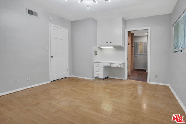 11410 Canton Drive, Studio City CA: https://media.crmls.org/mediaz/cb181233-bdd4-4319-af35-fad4277d7ba1.jpg