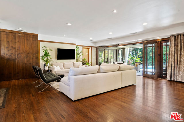 2299 Beverwil Drive, Los Angeles CA: https://media.crmls.org/mediaz/cb1813c6-3cfe-415d-804d-d960fee8f2ba.jpg