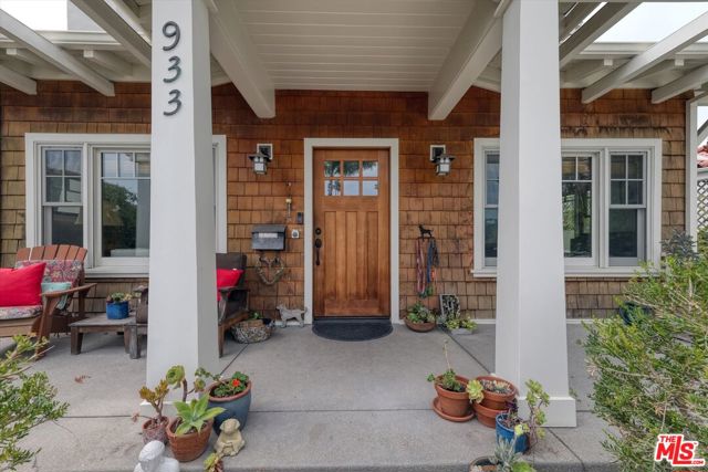933 W Venezia Avenue, Venice CA: https://media.crmls.org/mediaz/cb19256a-b720-4c98-81c3-3dbb895fcd24.jpg