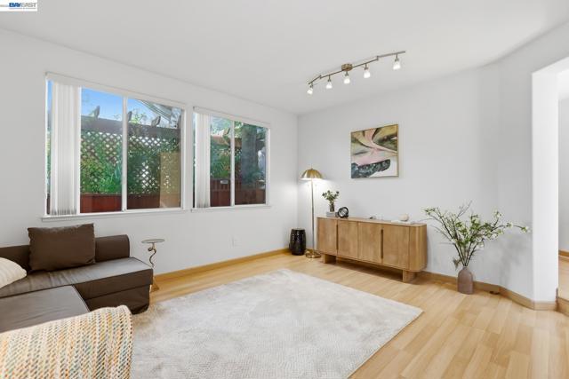 906 Vista Pointe Dr, San Ramon CA: https://media.crmls.org/mediaz/cb196725-b7fa-4751-ae14-a293427d8236.jpg