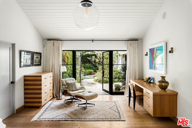 28837 Grayfox Street, Malibu CA: https://media.crmls.org/mediaz/cb19c8b5-4279-498a-b6d2-365161b1062e.jpg