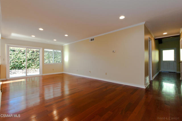 2743 Rustic Glen Drive, Thousand Oaks CA: https://media.crmls.org/mediaz/cb19fe21-3fec-439e-90c4-4e09d06e7c80.jpg