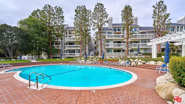 13078 Mindanao Way, Marina del Rey CA: https://media.crmls.org/mediaz/cb1b42ab-1458-4409-93ee-6f4fdf59830d.jpg