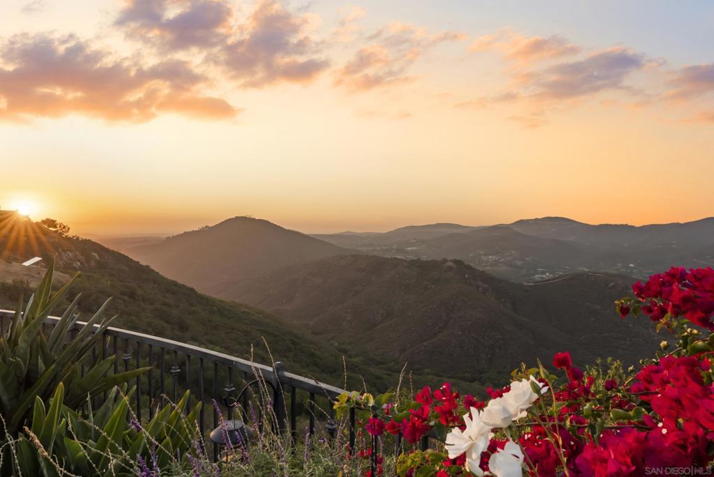 https://media.crmls.org/mediaz/cb1bd330-f574-4f0e-913d-8ae01e19d411.jpg?preset=X-Large
