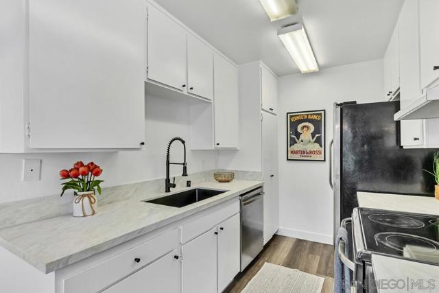 8515 Villa La Jolla Drive, La Jolla CA: https://media.crmls.org/mediaz/cb1c43af-2aee-4368-b7a1-fbe66da4c5ff.jpg