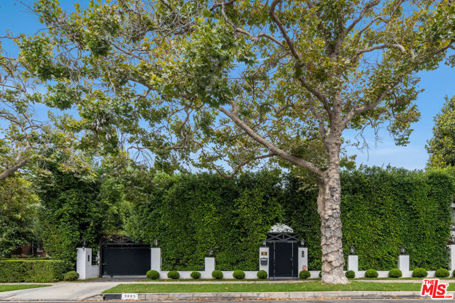 9885 Carmelita Avenue, Beverly Hills CA: https://media.crmls.org/mediaz/cb1c55bc-5c9d-4be6-9243-6400d1a7bad0.jpg
