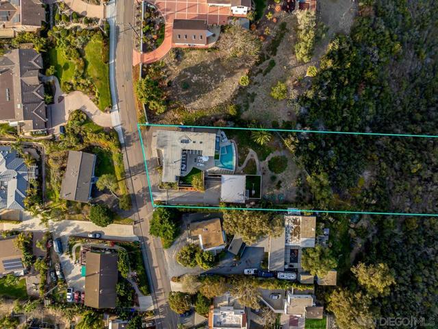 1635 Gascony Rd, Encinitas CA: https://media.crmls.org/mediaz/cb1c8d2e-a9d5-4540-83bf-06fad8d0e583.jpg