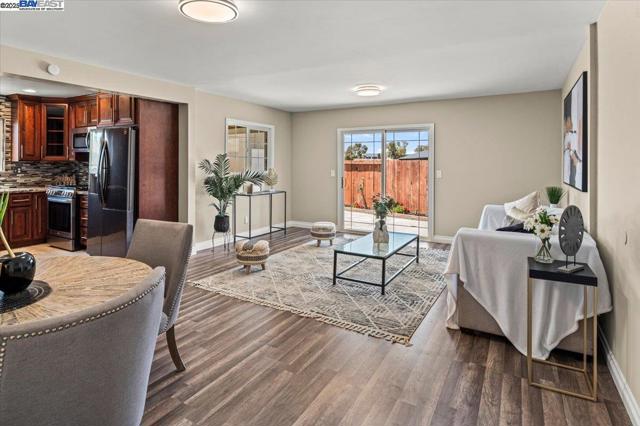 28399 CUBBERLEY CT, Hayward CA: https://media.crmls.org/mediaz/cb1cd97e-d0ad-47bf-acfa-2bf586cb47ad.jpg