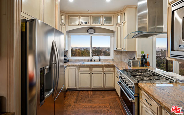 6420 Quebec Drive, Los Angeles CA: https://media.crmls.org/mediaz/cb1cfc53-23c9-4923-8598-f02ff052e58b.jpg