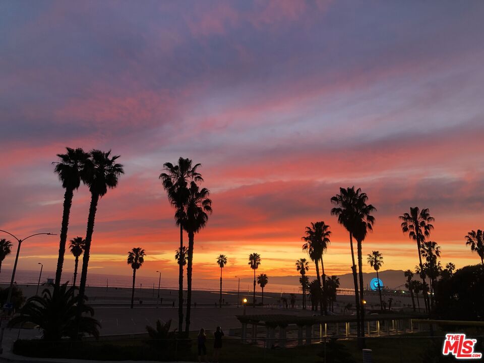 https://media.crmls.org/mediaz/cb1e8703-bd63-412f-be5b-cd0fea4e8b26.jpg?preset=X-Large