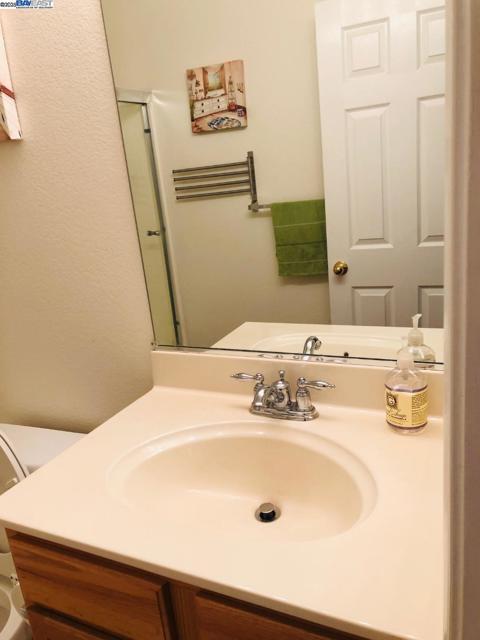 644 Artisan Pl, Hayward CA: https://media.crmls.org/mediaz/cb201c52-a440-4b58-a69a-011cada0dd2f.jpg