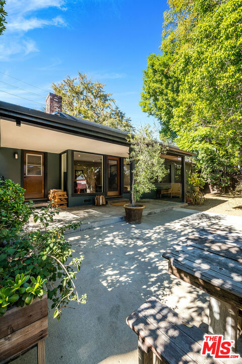 4838 Coldwater Canyon Avenue, Sherman Oaks CA: https://media.crmls.org/mediaz/cb212fe8-4962-4244-b30f-e4be5e146630.jpg