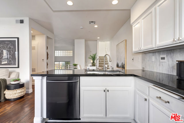 1630 E Palm Avenue, El Segundo CA: https://media.crmls.org/mediaz/cb22bdfa-0889-482c-838f-3987b048685c.jpg