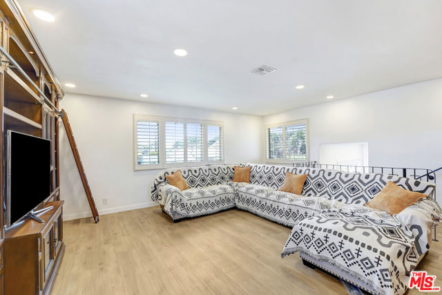 6409 Graves Avenue, Lake Balboa CA: https://media.crmls.org/mediaz/cb238f89-757a-4277-9ab8-b204de46e8a9.jpg