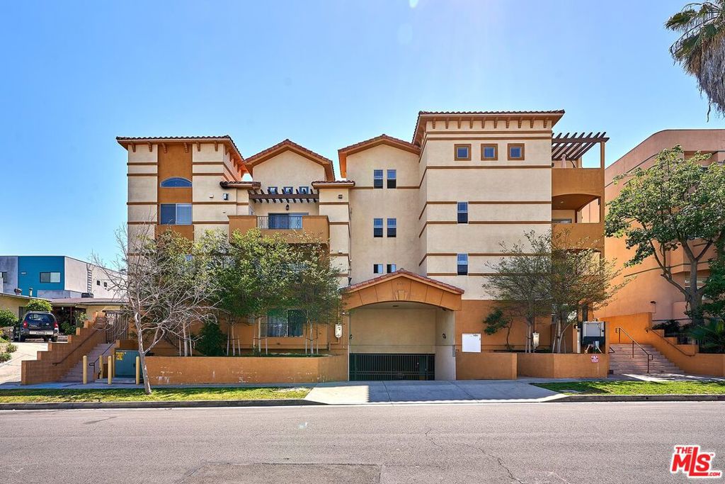 4822 Elmwood Avenue #101