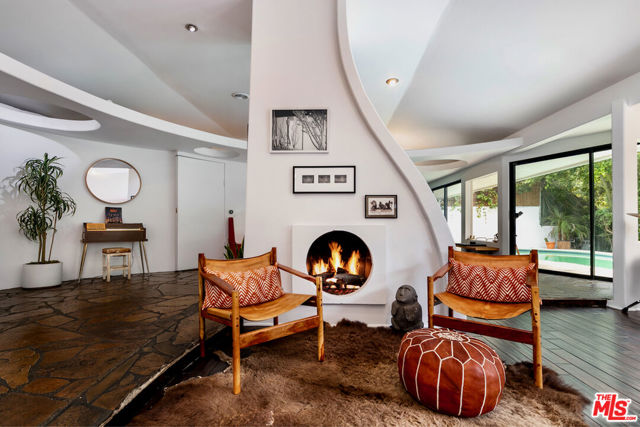 7495 Mulholland Drive, Los Angeles CA: https://media.crmls.org/mediaz/cb24092b-e6ad-4406-9a22-985dba4390fc.jpg