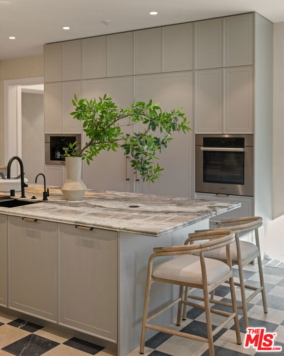 901 N Whittier Drive, Beverly Hills CA: https://media.crmls.org/mediaz/cb24b20a-9590-4003-b789-ba76f96f3030.jpg