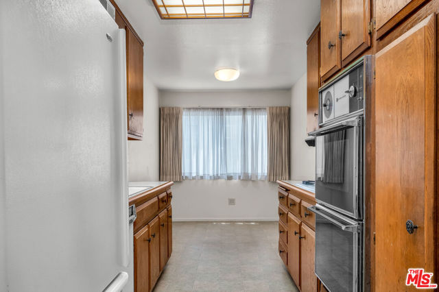 13135 Mindanao Way, Marina del Rey CA: https://media.crmls.org/mediaz/cb24e50b-2122-40ad-b6e6-cdec98bc0962.jpg