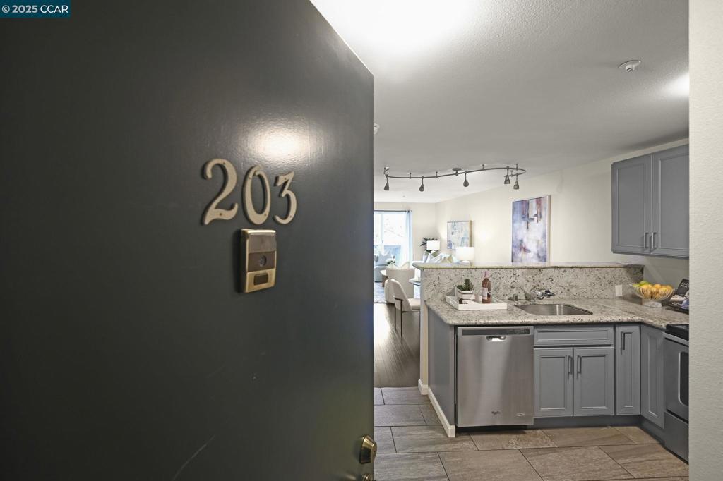 2901 Macarthur Blvd #203