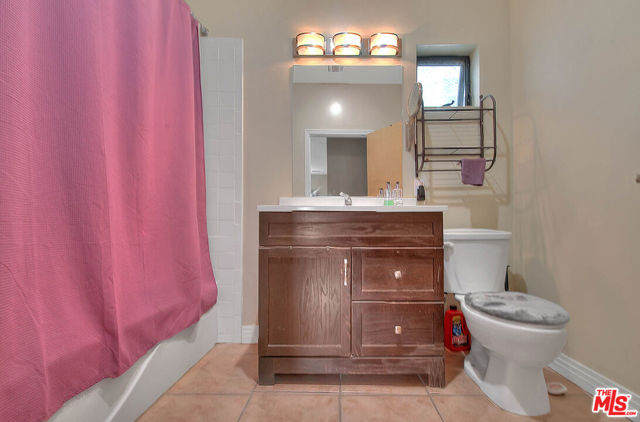 1821 S Sycamore Avenue, Los Angeles CA: https://media.crmls.org/mediaz/cb25dcbe-5056-41e4-a65a-d839fa07013c.jpg
