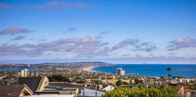 5560 Moonlight Lane, La Jolla CA: https://media.crmls.org/mediaz/cb261c3c-aae8-488b-8552-f6e923d1c5e4.jpg
