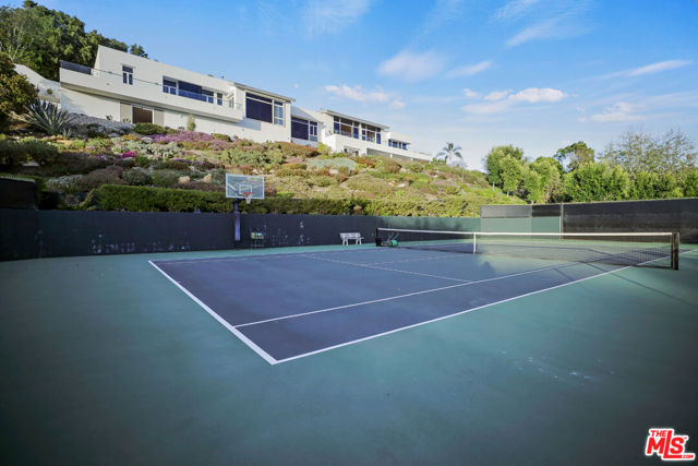 27454 Winding Way, Malibu CA: https://media.crmls.org/mediaz/cb263ad5-e947-4abd-9077-de119373c796.jpg