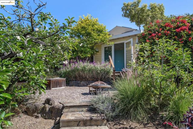 4221 Whittle Ave, Oakland CA: https://media.crmls.org/mediaz/cb265d11-5927-4d36-8aa2-7317b71d38c5.jpg