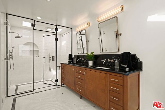 1618 S Durango Avenue, Los Angeles CA: https://media.crmls.org/mediaz/cb265edd-b4f6-44ec-8730-8a4a309b077c.jpg