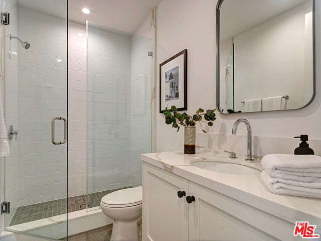 11979 Mayfield Avenue, Los Angeles CA: https://media.crmls.org/mediaz/cb276db3-c8d0-4720-8449-4088153cb317.jpg