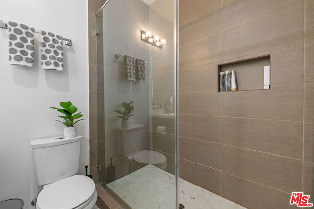 5961 Fountain Avenue, Los Angeles CA: https://media.crmls.org/mediaz/cb27d979-cd7b-401b-bb9d-f52a4ca23f3f.jpg