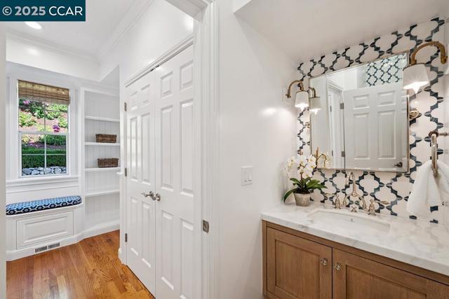 231 Sundown Ter, Orinda CA: https://media.crmls.org/mediaz/cb285e09-8d08-4de3-8a9e-5a595bd52d08.jpg