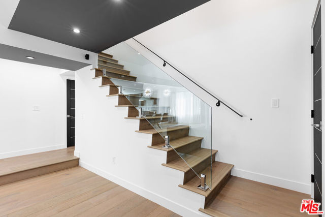 18721 Hatteras Street, Tarzana CA: https://media.crmls.org/mediaz/cb288057-1d74-42a7-9689-c974a44686f8.jpg
