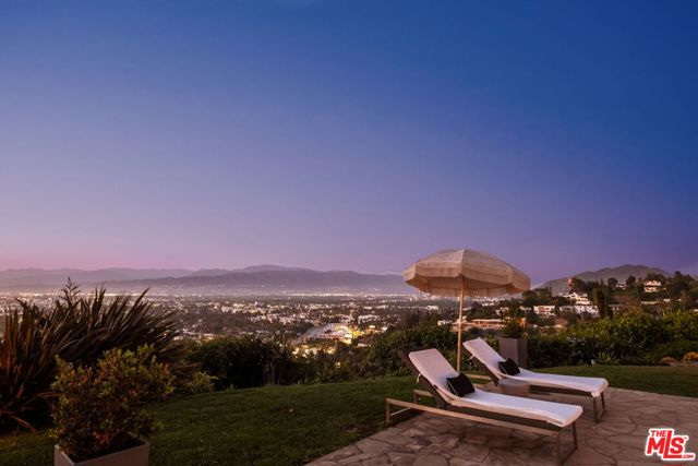 11531 Amanda Drive, Studio City CA: https://media.crmls.org/mediaz/cb28edbf-242b-42e3-b6f2-58c27f16c5f0.jpg