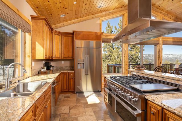 Detail Gallery Image 5 of 42 For 841 Sky High Dr, Big Bear Lake,  CA 92315 - 4 Beds | 3/1 Baths