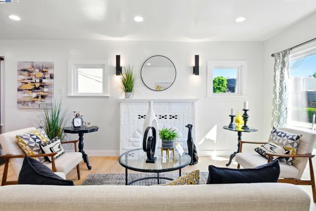 3288 School Street, Oakland CA: https://media.crmls.org/mediaz/cb2af11d-f3f1-473f-a920-d677d502885e.jpg