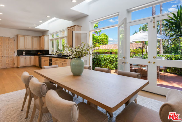 812 N Bedford Drive, Beverly Hills CA: https://media.crmls.org/mediaz/cb2c12a7-e45b-4410-8a94-97ef7c9cf161.jpg