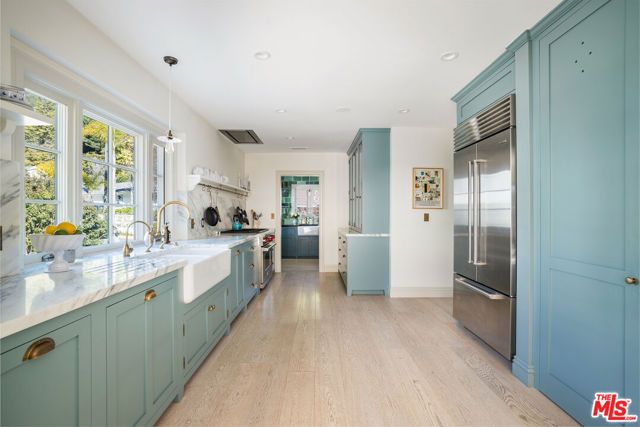 1801 San Ysidro Drive, Beverly Hills CA: https://media.crmls.org/mediaz/cb2c4107-bd3b-44fa-86a8-f4e8c1963710.jpg