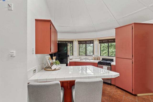 375 Montecillo Dr, Walnut Creek CA: https://media.crmls.org/mediaz/cb2d4170-fcb4-4534-995e-f0bfb5085d35.jpg