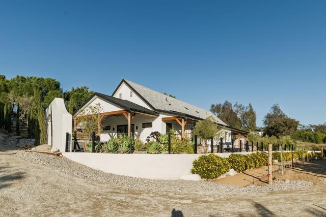 35715 Calle Nopal, Temecula CA: https://media.crmls.org/mediaz/cb2d6a70-0180-479d-a000-b147909ce964.jpg