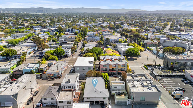 1411 Innes Place, Venice CA: https://media.crmls.org/mediaz/cb2e5885-6807-44ee-8b04-43d3fcd39772.jpg